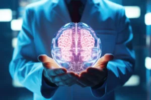 Psicoterapia 1 pessoa segurando cerebro ficticio